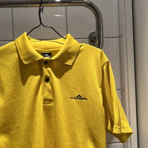 J.lindeberg gul crop top croptop pike - J.lindeberg pike i typ L? Som är omsydd till en kort tröja. Skulle säga motsvarande S/M nu. En söm längst ner är lite slapp som man kan se om man zoomar på bild 2. Möts i Stockholm eller skickar mot frakt ca 50kr