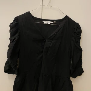 Svart blus - Säljer min blus då den inte kommer till någon användning, den är knappt använd. Storlek 34 motsvarande xs typ +frakt