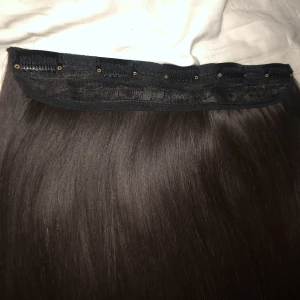 Mörkbrunt löshår - Säljer för jag aldrig använder de har endast testat det en gång tror det är 45-50cm lång ( tror 50)  frakt ingår 