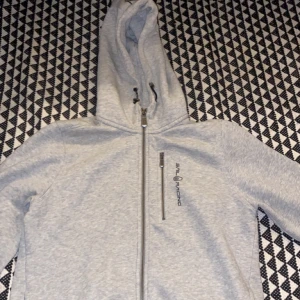 Sail racing hoddie - Säljer min grå sail racing tröja eftersom det inte är min stil💕den är bra skick💕💕