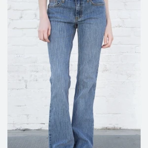 Jeans  - Säljer dessa drömjeans från Brandy Melville i modellen Brielle 90. Säljer då de tyvärr inte passa. Helt nya med prislappen kvar💕
