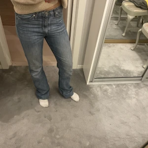 Midrise jeans - Skit snygga mid rise jeans från acne,sitter bra på mig som är 163 cm❤️köp direkt för 500kr
