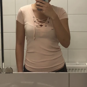 Miss selfridge topp - Topp från miss selfridge som är i bra skick. Köparen står för frakten annars möter upp i sthlm.