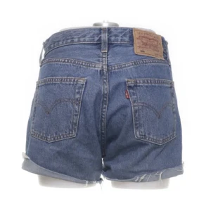 Levisshorts - Säljer dessa som uppskattningsvis passar s, kanten är nedvikbar🫶🏼150 inklusive frakt