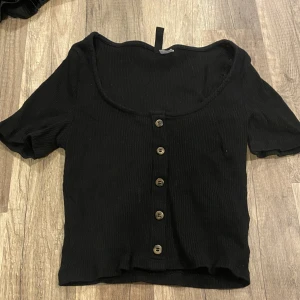 Grön och svart tröja  - Grön och svart tröja. Skriv för fler frågor och bilder🌸