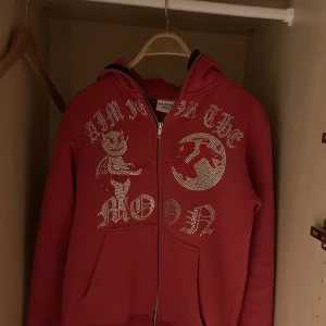 Aim For the Moon Hoodie - Skitsnygg aim for the moon hoodie i strl M, men skulle säga att den sitter mer som S. Cond 8/10 Skicka dm för fler bilder och info möts i Sthlm 