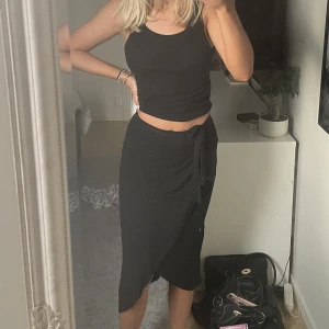 Kjol - Omlott kjol. Bra skick. Passar typ allt från xxs till m eftersom den är stretchig och går att knyta i midjan💕