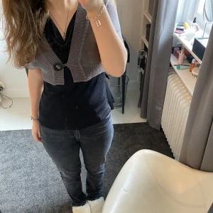 Grå svarta jeans zara - Grå jeans med slits på innersidan. Super snygga!kr va väldigt populära för ett tag sedan❤️