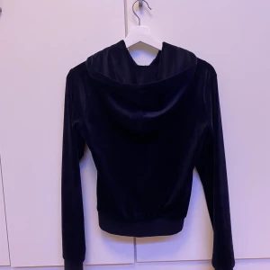 Juicy Couture  - Säljer sena äkta Juicy Couture tröjan i fint skick, har använt den bara 2 ggr men använder den ubte längre, köpt för 1200kr men mitt pris är 950, priset kan diskuteras❤️