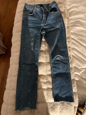 Maje Jeans - Säljer det här blå Maje jeansen med rhine stones på💙 Frakten betalar köparen. Nypris cirka 1800kr Kan sänka priset för snabbt köp
