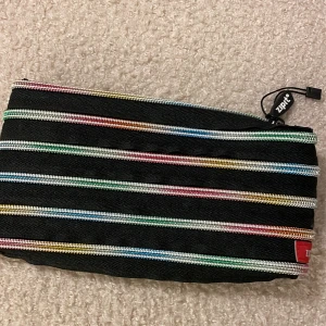 💖Pennfack💖 - KLICK EJ PÅ KÖP NU!!! Jag säljer detta penfack för 15kr. Nästan helt oanvänd och väldigt bra skick!🫶🏻 kontakta mig privat om du vill köpa💗 gäller samma med betalning💗