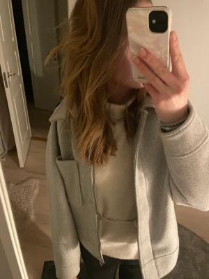 Kort kappa - Kort kappa till vintern eller våren. Säljer pågrund av att den inte har kommit till användning. Kappan är i fint skick men då den bara är lite knottrig men det är inget man tänker på💓 Skriv för fler bilder på jackan!