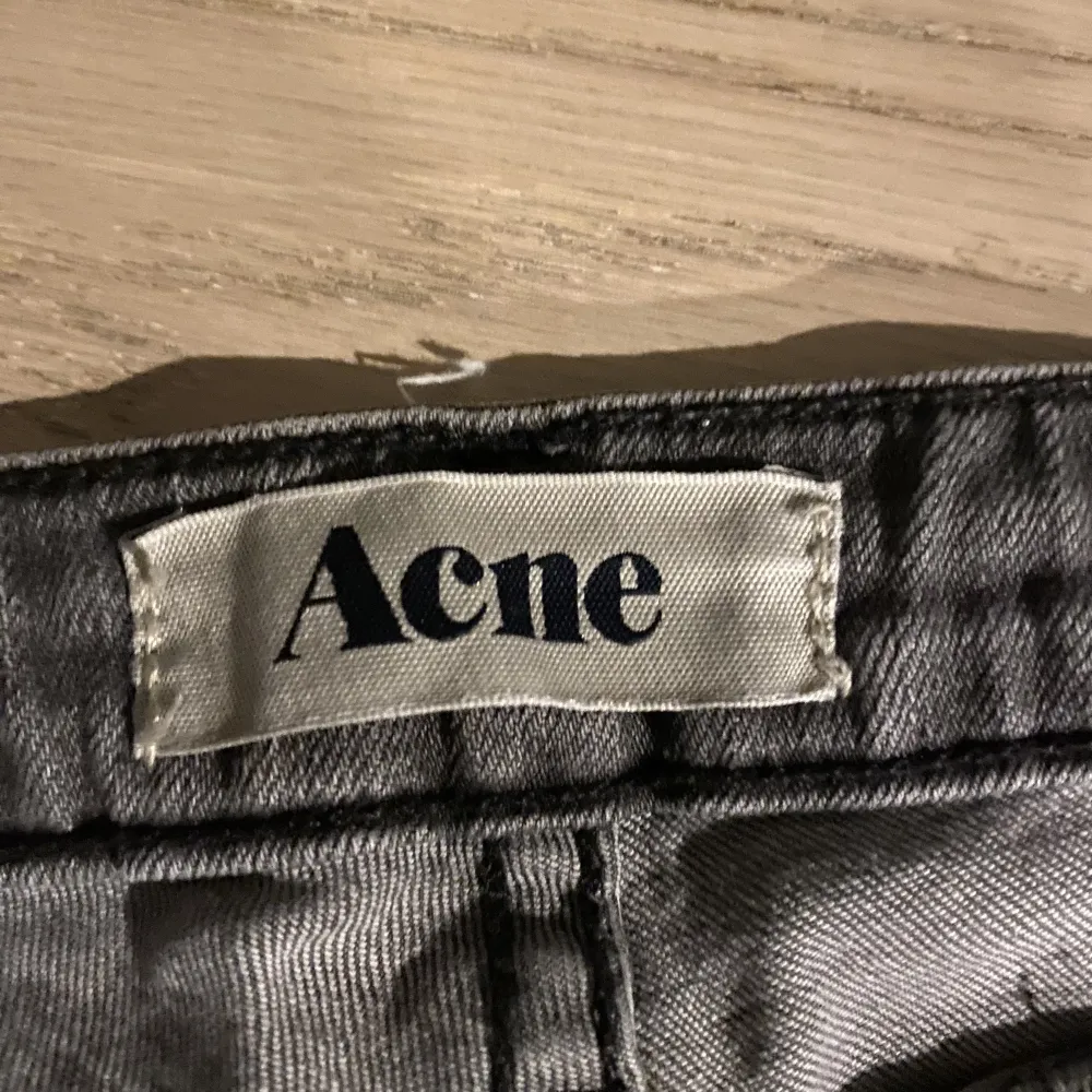 Säljer ett par nästa helt oanvända ljusgråa lågmidjade acne byxor, som inte kommer till användning  💗 ( pris kan diskuteras ) ( storlek 36). Jeans & Byxor.