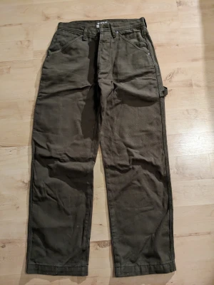 Bruna baggyjeans worker CAT - Fräcka bruna baggyjeans från Caterpillar. Worker 