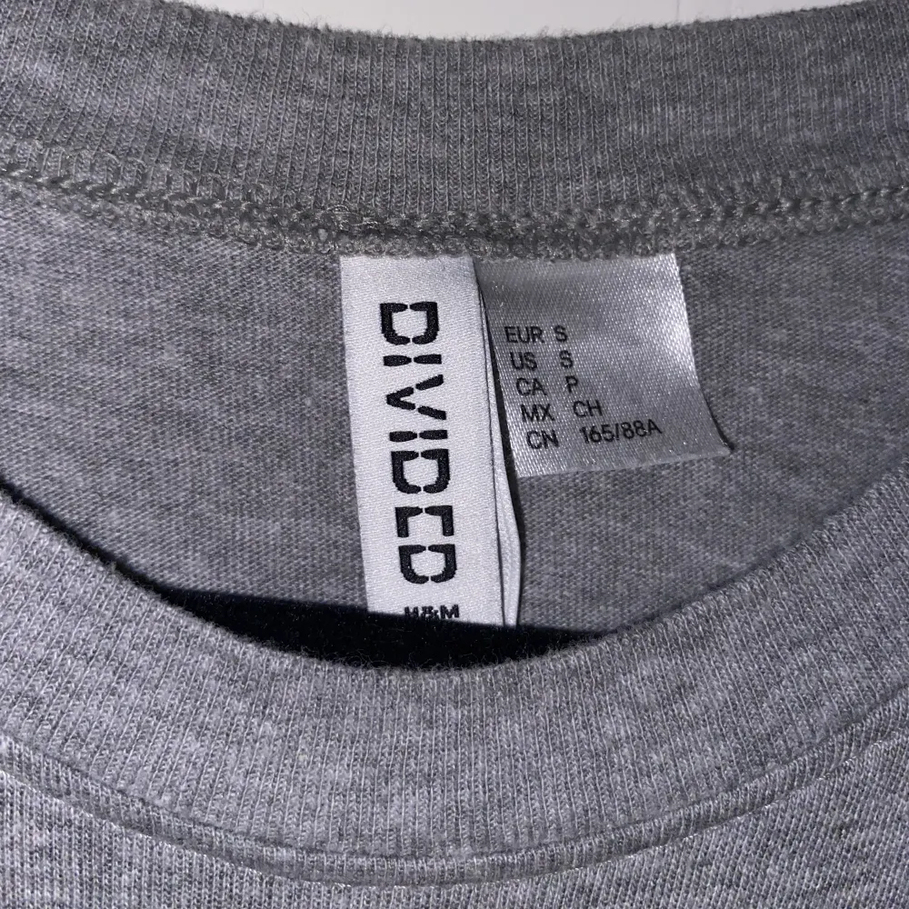 💕Säljer denna grå, korta och bredda t-shirtten. Köpt från HM med priset 50kr och säljer för 15kr. Har dock inga skador eller smutsfläckar på sig. Storlek-xs 💕. T-shirts.