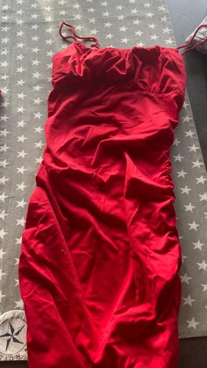 Röd klänning  - Säljer min fina klänning från shein, perfekt för typ allahjärtansdag eller liknande. Inte använd, köpt för 100kr säljs för 80kr finns inte längre att köpa på shein