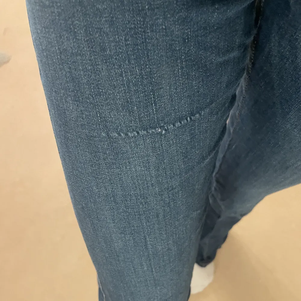 säljer ett par dr.denim bootcut jeans i storlek xs den har en minimal skada men inga hål eller fläckar pris kan diskuteras. Jeans & Byxor.