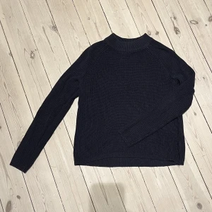 Marinblå stickad tröja - Fin marinblå stickad tröja!