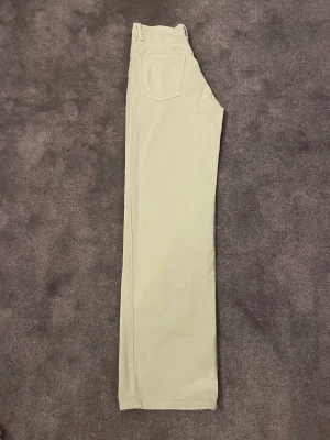 Jeans  - En par väldigt ljusgröna jeans får Brandy Melville. Jensen har knappt blivit använda. De sitter high wais och är ganska baggy