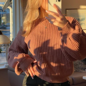 Stickad tröja, NAKD - Stickad tröja i färgen mauve från NAKD. Jätteskön i väldigt bra kvalitet. Har använts några gånger. Men säljer pga kommer inte till användning längre. Nypris: 300kr. Säljer för 140kr. Strl XS men känns som S
