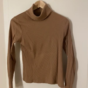 Ribbad polo - Ribbad polo i bomull, använd ett fåtal gånger. Mjuk och skön, pris kan diskuteras vid snabb affär!