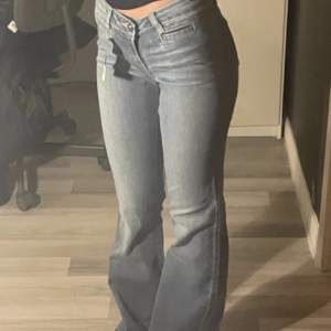 Lågmidjade jeans från Guess i skönaste materialet som formar kroppen så fint! 💓 Midjemått: 35cm på en sida (70cm) och innerbenslängd 84cm