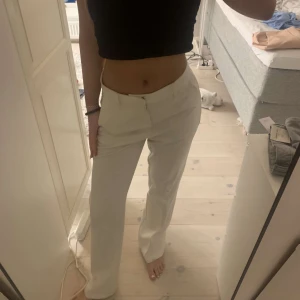 Vita kostymbyxor  - Säljer dessa vita kostymbyxor som är sparsamt använda och i bra skick ❤️‍🔥