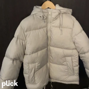 Oanvänd jacka - Säljer denna fina jacka då den inte änvänds! Storleken är xs men passar S! Skriv för fler bilder🥰💕