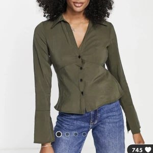 Mörkgrön topp ASOS  - Jättesnygg mörkgrön blus från asos i storlek 34 som tyvärr var lite liten på mig, aldrig använd! 