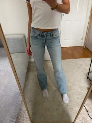 Säljer ett par så fina jeans från zara som sitter helt perfekt på mig som vanligtvis  Frakt är gratis idag 30 feb! har XS - Är 172 cm ❤️