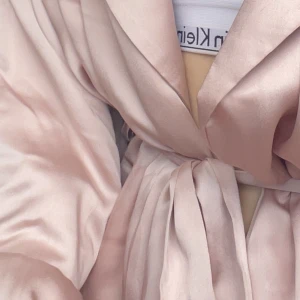 Mjuk Morgonrock rosa 😍 - SUPER fin rosa morgonrock! Utsidan är silke medans insidan e mjukt å fluffigt! Verkligen jätt fin! Älskar den! Men säljer då jag tyvärr nästan aldrig använt den! Använd 2 ggr! ☺️ hoppas nån vill köpa pris kan sänkas! 🫶🫶