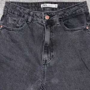  Svart jeans från Zara (icke bootcut) (pösiga i modellen) 🦋 Stl 36 🦋 högmidjade  🦋 Pris 100kr