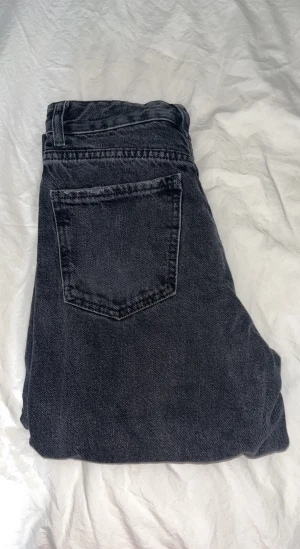 Jeans - Mid waist jeans. Från bershka köpt något år sedan. Fint skick säljer då de inte passar längre. Tryck inte på köp nu! Pris går att diskutera 