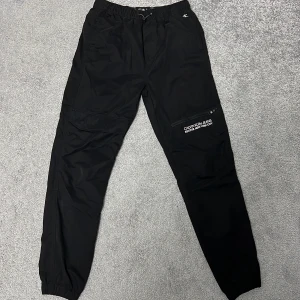 Calvin Klein Byxor - Den är i perfekt läge använt bara några gånger,köpt ungefär 5 månaders sen och säljer för att den blev för liten till mig. Storlek 14=164cm. Köpt från JD Sports för 950kr