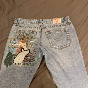 Supersnygga jeans ifrån True religion, säljer pågrund av för små💕finns en defekt skriv till mig privat för bild!  Pris kan diskuteras vid snabb affär.