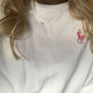 Ralph Lauren Sweatshirt  - Säljer denna snygga sweatshirt från Ralph Lauren med ett unikt tryck på ryggen.🌸 Storlek S. Nypris ligger på 1295kr. Köpt på NK i Stockholm.🥰