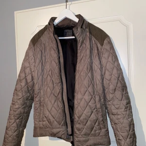 Zara jacka man - Fin jacka för man från Zara. Använd men ändå bra skick. Man kan även dra upp dragkedjan vid kragen och få en luva. Pris kan diskuteras💗 