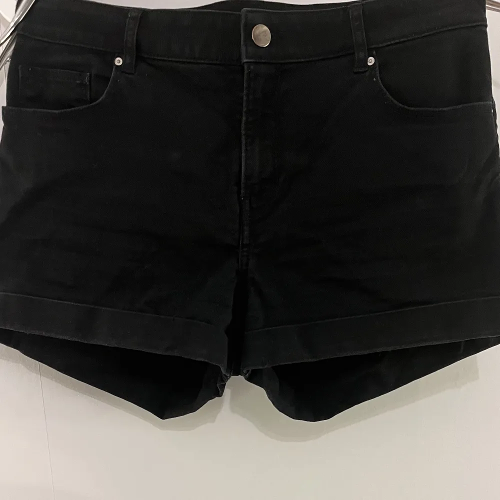 Svarta shorts från H&M, i bra skick, strl 38 . Shorts.