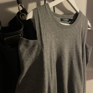 Ralph lauren - Aa snygg Ralph lauren tröja som är i 100% Cashmere! Utklippning för axalarna så den är super unik och som ny 🫶🫶
