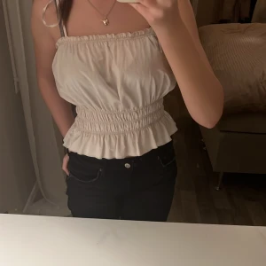 Zara topp  - Jag säljer denna superfina zara topp i 10/10 skick💓Den är i storlek L, men den väldigt liten i storleken och passar mig som är en S😊och man knyter banden så den passar sig själv!