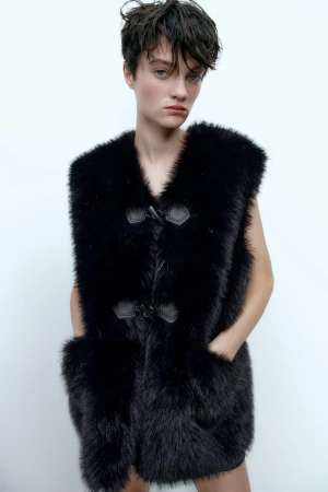 Fuskpäls väst från Zara XS Slutsåld!!! - Superfin väst från zara i stl XS men passar även mig som är en S/M. Slutsåld på hemsidan!