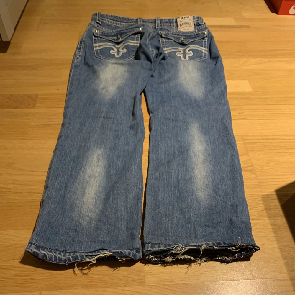 Rock revival wilson straight storlek 33 true religion like jeans utmärkt skick bortsett från att jag sprättade upp de längst ner så de blev längre  dm om du har någon fråga. Jeans & Byxor.