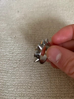 Edblad  - Edblad ring Peak Ring Single Steel (349 kr) stl 16.0 (XS). Inga repor. Vill sälja då den inte kommer till användning.  