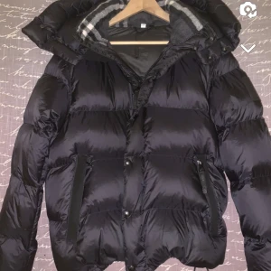 Burberry Jackar (Ny modell) - Burberry jacka nyare modell , Storlek M , Bästa kopian och priset vi hittade💯