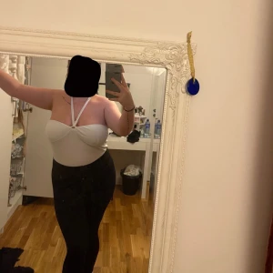 Top med halterneckknytning - Säljer nu denna topp och har den även i svart. Aldrig använt den vita men använt svarta 2-3 gånger. Nypris 150kr