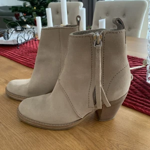 Acne stövletter 37 - Acne stövletter mocka strl 37 mkt fint skick. Sparsamt använda, fräscha. Nypris ca 3000kr 