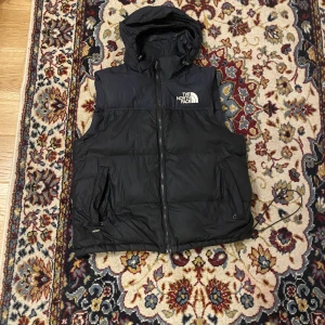 northface väst  - Säljer min north face väst. Anledningen är för att jag använder den inte alls lägre. Pris är 1000 kr men det kan diskuteras privat.vill du ha mer bilder så kom privat. Bra skick. Köptes för 2200kr. Storlek medium. Riktig fin väst.