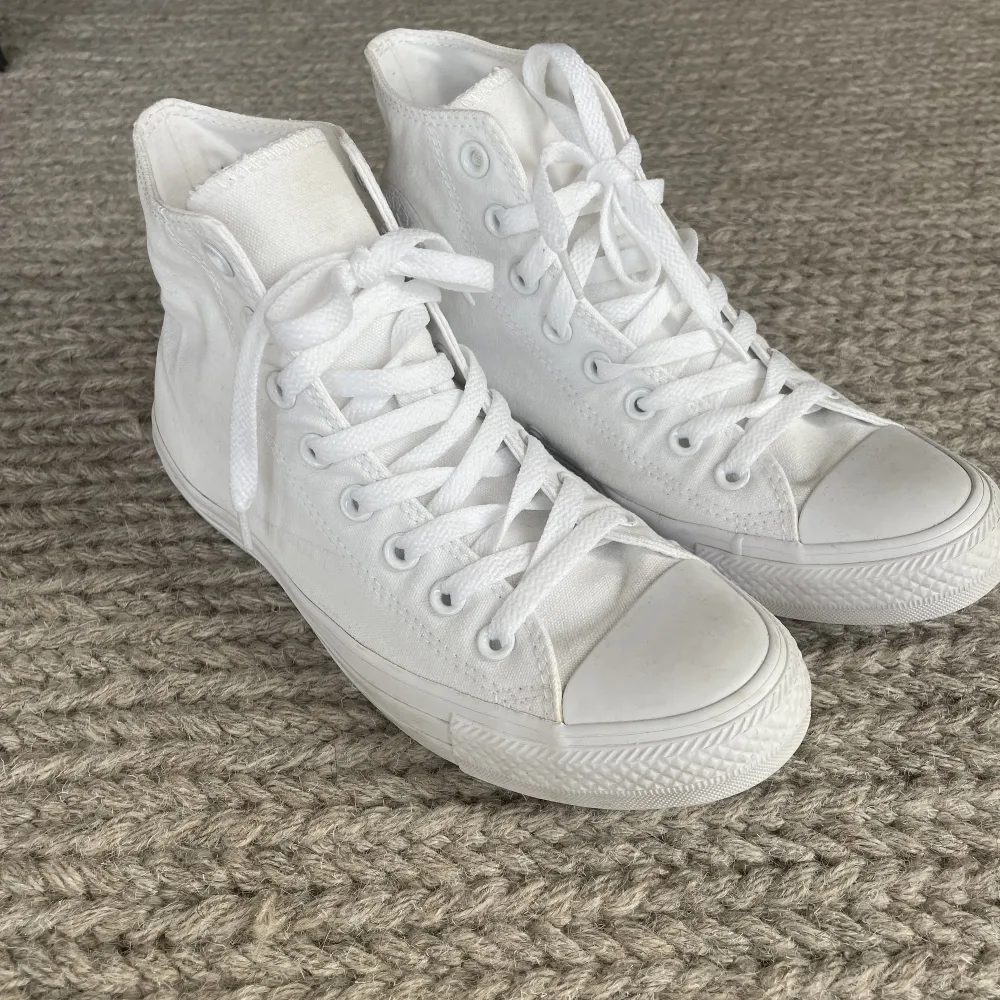 Vita höga converse skor. Storlek 40, innermått 26 cm.. Skor.