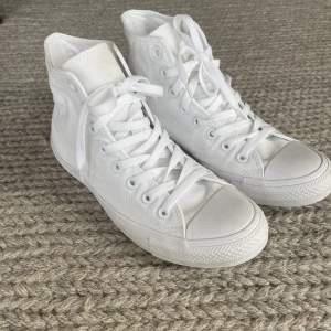 Vita höga converse skor. Storlek 40, innermått 26 cm.