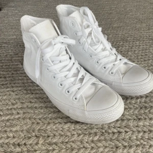 Vita converse storlek 40 - Vita höga converse skor. Storlek 40, innermått 26 cm.